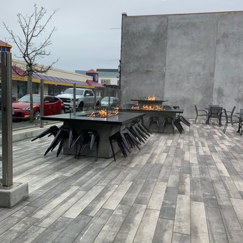Finn's Fish House - Outdoor tables. - Seafood Near Me - Seaside, Oregon