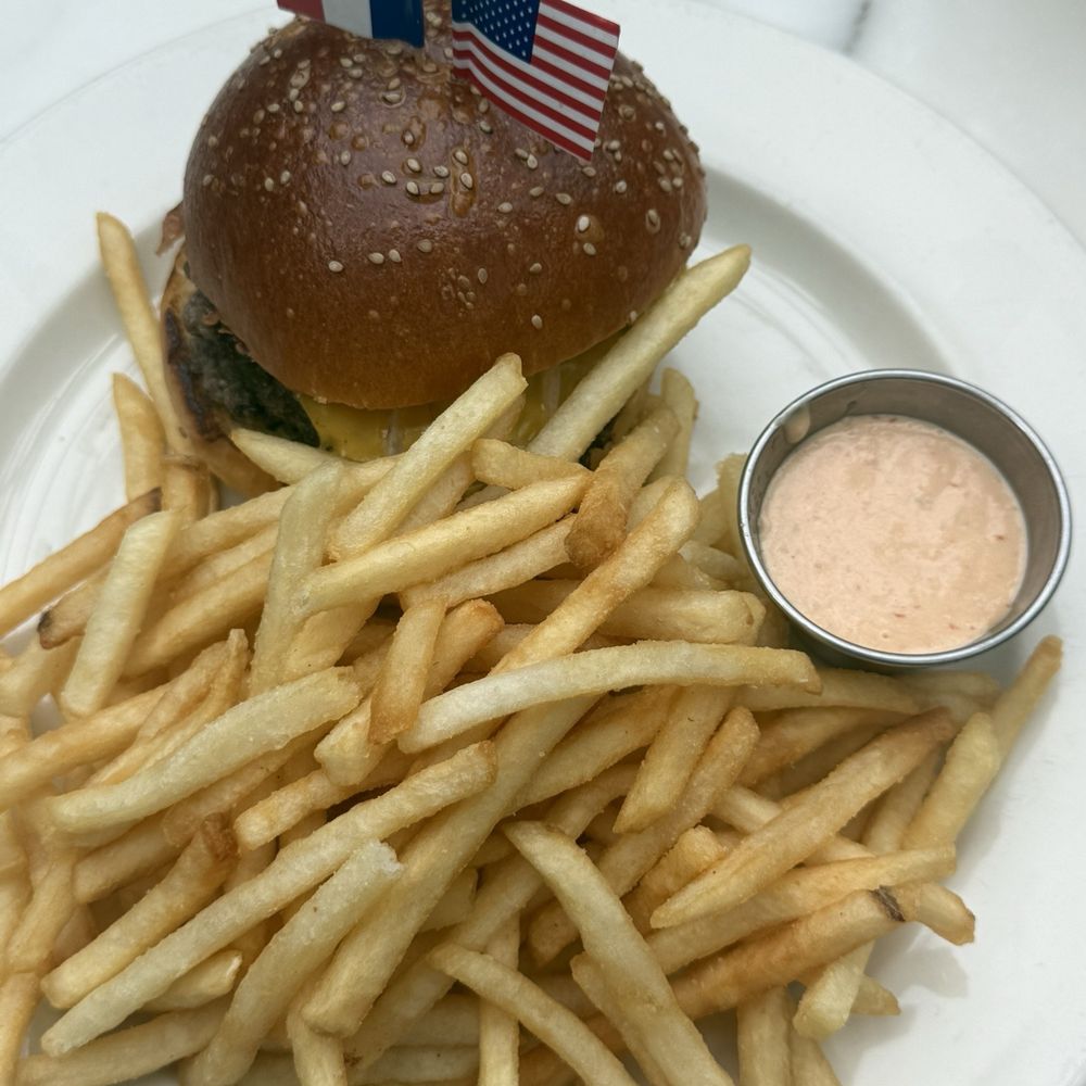 Le Diplomate - Cheeseburger - Brasseries Near Me - Washington, DC, District of Columbia