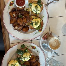 Eggs Benedict Florentine with a Nutella Latte on the left and a regular latte on the right.