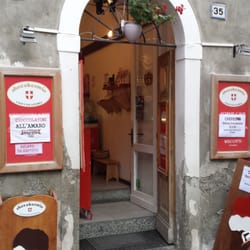 Choco Bormio Cioccolateria - L'ingresso. Dentro, prodotti di vario tipo.
