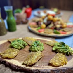 Los Paisas - Guacamole con tostones