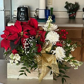 Walker Flower Shop - Table Center Piece - Florists Near Me - Huron, South Dakota