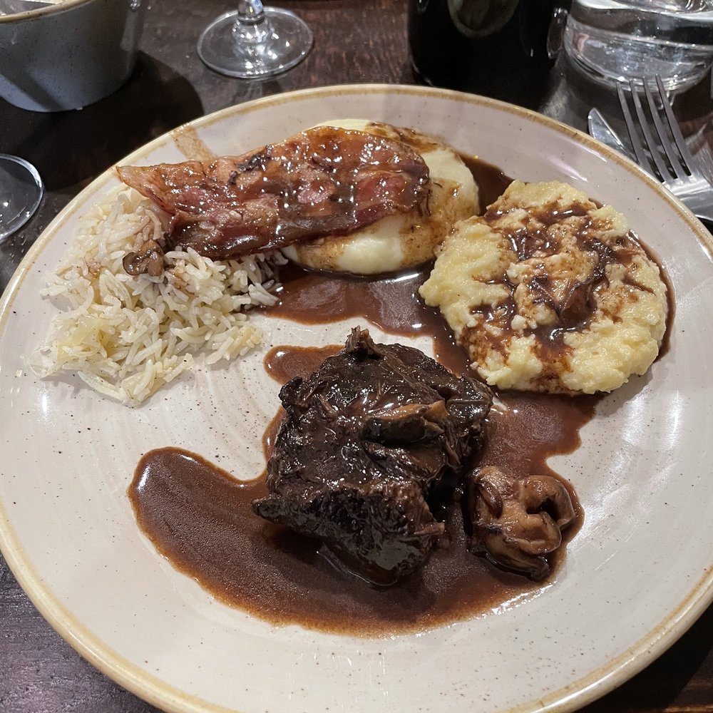 Le Volant Basque - Beef burgundy and sides - Basque Near Me - Paris, 75 Le Volant Basque - Beef burgundy and sides - Basque Near Me - Paris, 75