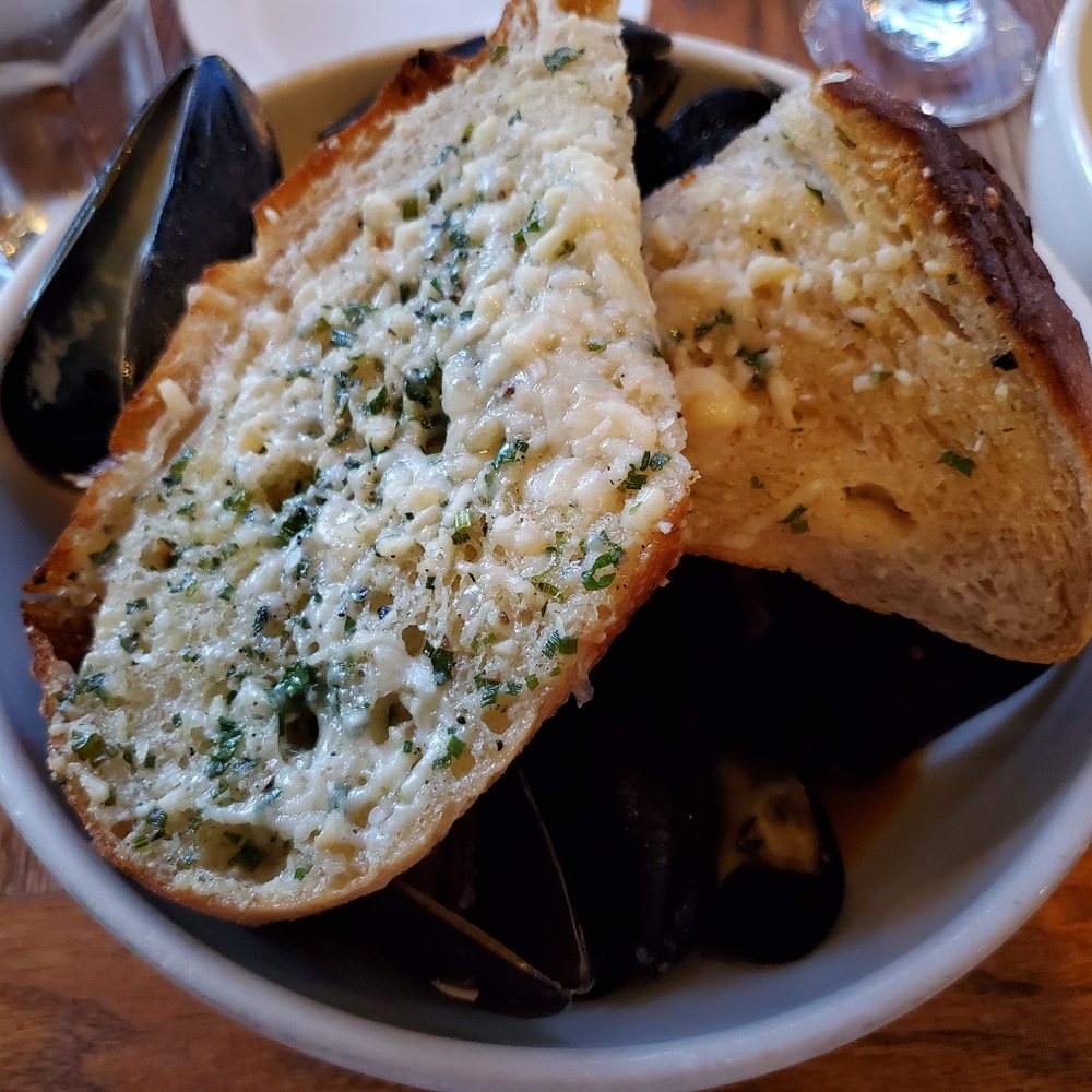 mussels app with garlic bread