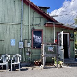 Country Grocery - Entrance around the corner from the street