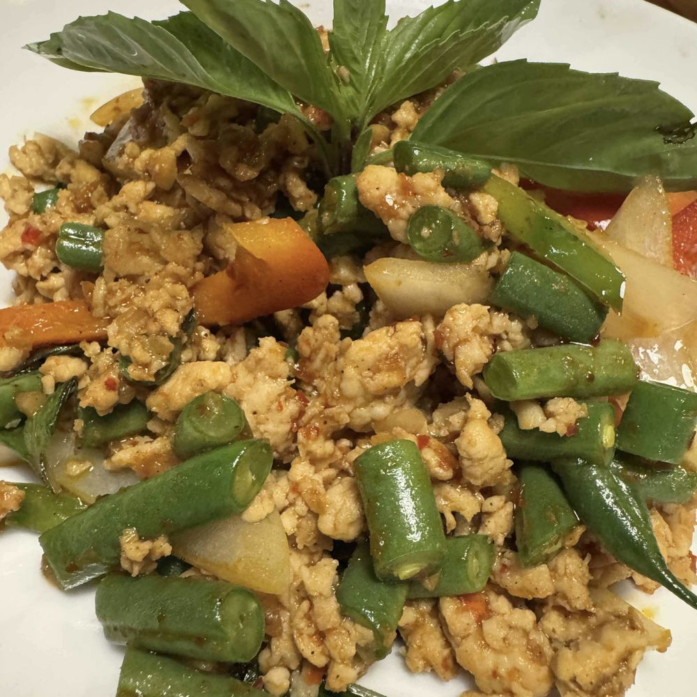 Summer Summer Thai Eatery - Chicken Gar Pow - Thai Near Me - Emeryville, California Summer Summer Thai Eatery - Chicken Gar Pow - Thai Near Me - Emeryville, California