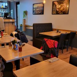Kumpir Eethuis - Main Level Dining Area at Kumpir Eethuis
