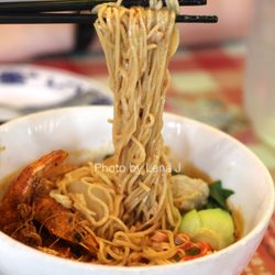 Ken Kee - Noodles in the Seafood Laksa 叻沙海鮮麵 ($19.95) - good! Rich broth with a slight kick. I like the dace balls