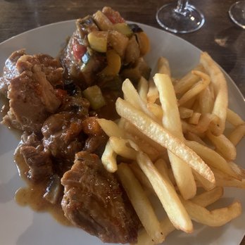 Auberge le Médiévale - Veau marengo - French Near Me - Hérisson, 03 Auberge le Médiévale - Veau marengo - French Near Me - Hérisson, 03