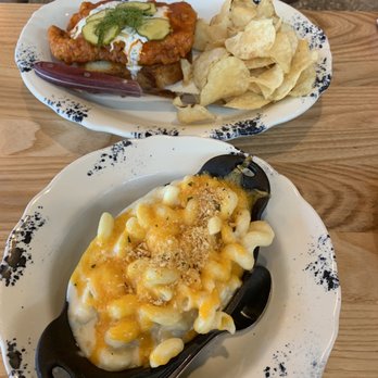Whistle Britches - Plano - 3 Cheese Mac & the Hot Dang w/ potato chips - American Near Me - Plano, Texas Whistle Britches - Plano - 3 Cheese Mac & the Hot Dang w/ potato chips - American Near Me - Plano, Texas