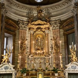 Santa Maria in Via - The main altar was decorated by Santi Ghetti in 1604 - Santa Maria in Via