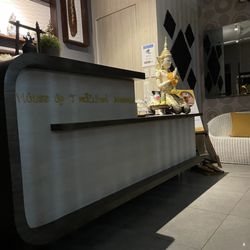 Nuat Thai - Receptionist desk
