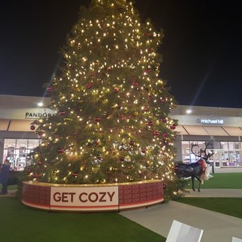 Outlet Collection - Beautiful tree - Shopping Centers Near Me - Niagara-on-the-lake, Ontario
