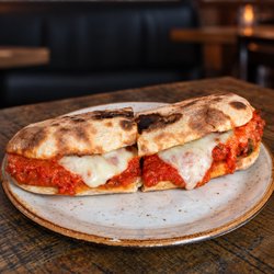 Industria Pizzeria + Bar - Boulettes, poulet et fromage fondant dans un sous-marin bien garni. 

Meatballs, chicken & melted cheese in a loaded sub.
