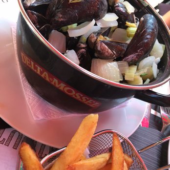 Le Paon - Mossel with garlic - Brasseries Near Me - Brussels, BRU Le Paon - Mossel with garlic - Brasseries Near Me - Brussels, BRU
