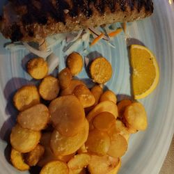 Gaststätte Petersilie - Hacksteak mit Knoblauchkartoffeln