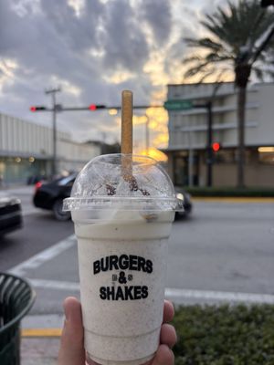Burgers & Shakes by null