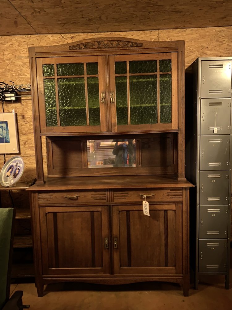 EMMA CREEKS ANTIQUES Updated September 2024 100 N Main St, Hesston