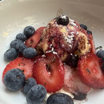 Running Goose - Pavlova - Gastropubs Near Me - Los Angeles, California Running Goose - Pavlova - Gastropubs Near Me - Los Angeles, California