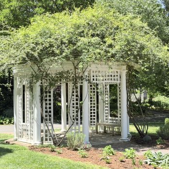 Lewis Ginter Botanical Garden - Nice sitting areas thru out - Botanical Gardens Near Me - Richmond, Virginia Lewis Ginter Botanical Garden - Nice sitting areas thru out - Botanical Gardens Near Me - Richmond, Virginia