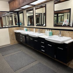Snowcreek Athletic Club - Women's locker room