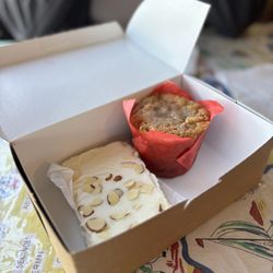 Deutsch Apple Bakery - Almond love and apple pecan muffin