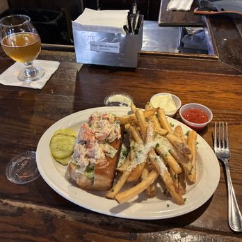 The Warren Tavern - Lobster Roll with Truffle Fries - Bars Near Me - Charlestown, Massachusetts The Warren Tavern - Lobster Roll with Truffle Fries - Bars Near Me - Charlestown, Massachusetts