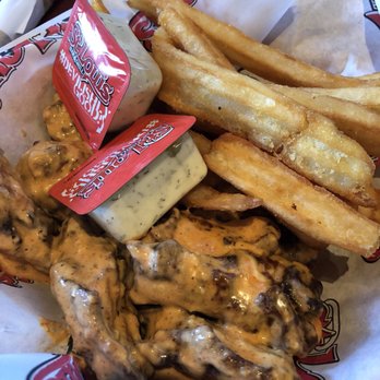 St. Louis Bar & Grill - Gar par and hot sauce mixed wings - Chicken Wings Near Me - Oshawa, Ontario St. Louis Bar & Grill - Gar par and hot sauce mixed wings - Chicken Wings Near Me - Oshawa, Ontario