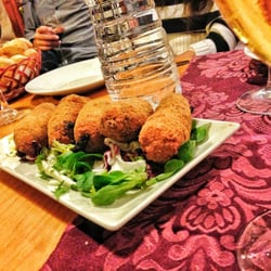 Casa Pepa - Croquetas de calamar en su tinta.