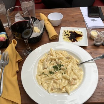 Tarantella on 4th - Alfredo pasta - Italian Near Me - Long Beach, California Tarantella on 4th - Alfredo pasta - Italian Near Me - Long Beach, California