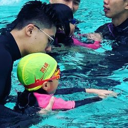 九龍公園游泳池 - 黃埔體育會一對二幼兒游泳班，係性價比超高嘅游泳班！識得揀，小朋友學游水，一定揀黃埔！