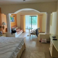 Grand Bahía Príncipe Tulum - I stayed in a junior suite. The room was a little dated, but I was able to adapt.