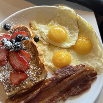 Cafe Social House - French Toast, Bacon (2) & Eggs (3) - Breakfast & Brunch Near Me - Mableton, Georgia