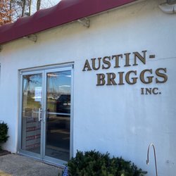 Austin-Briggs Benjamin Moore Paint Store - Exterior of Austin-Briggs, a paint store focused on good customer service.