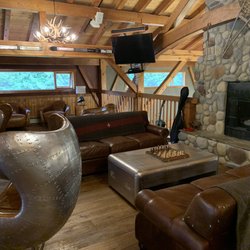 Heather Mountain Lodge - Seating area in the loft