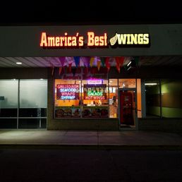 the front of a restaurant at night