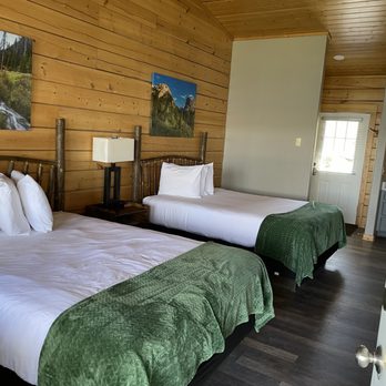 Lakeside Lodge - Comfortable beds and cute local WY art - Hotels Near Me - Pinedale, Wyoming