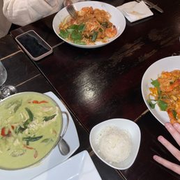 Green thai curry w/ chicken Shrimp pad tai