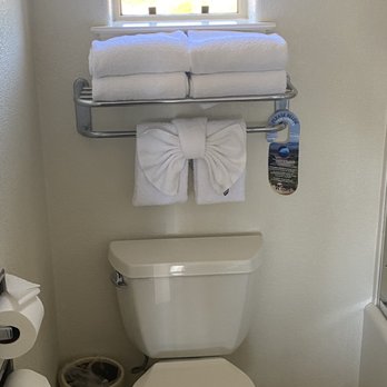 Emerald Dolphin Inn & Mini Golf - Bow shaped towels - Hotels Near Me - Fort Bragg, California
