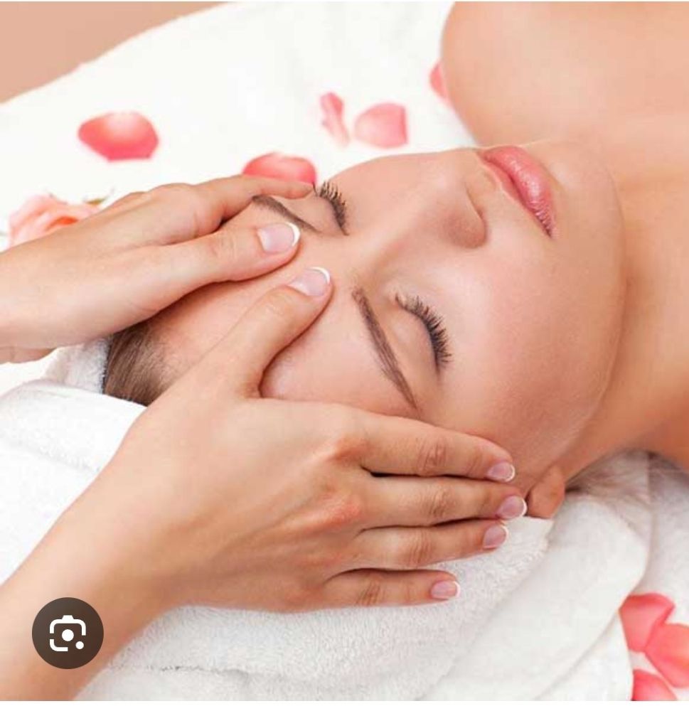 Moms Brows & Beauty Lab Logo