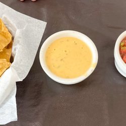 La Condesa - Queso and chips