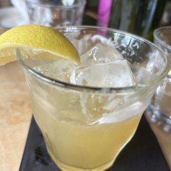 Hank's Downtown Dive - Honey bourbon - Cocktail Bars Near Me - Cary, North Carolina