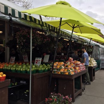 Marché Jean-Brillant - a fruit stand with yellow umbrellas - Farmers Market Near Me - Montreal, Quebec Marché Jean-Brillant - a fruit stand with yellow umbrellas - Farmers Market Near Me - Montreal, Quebec