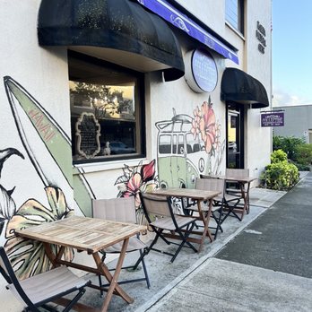 Lilikoi Kitchen - Outside seating for Lilikoi Kitchen - Coffee & Tea Near Me - Kailua, Hawaii