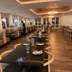 Plenty of space for guests/parties.  you could certainly imagine a group meal here where they put all the tables together