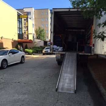 Seattle Select Moving - Loading up in u district - Movers Near Me - Seattle, Washington