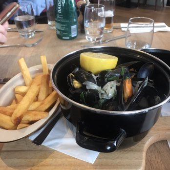 Carpenters Arms - Muscles in garlic sauce with fresh bread - Pubs Near Me - Ascot, WNM
