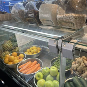 Kemo's Hot Kitchen Bites - Fruit and vegetable station - Halal Near Me - Brooklyn, New York Kemo's Hot Kitchen Bites - Fruit and vegetable station - Halal Near Me - Brooklyn, New York
