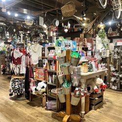 Cracker Barrel Old Country Store - Store area