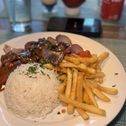 Beach House Bar and Grill - Lomo Saltiado